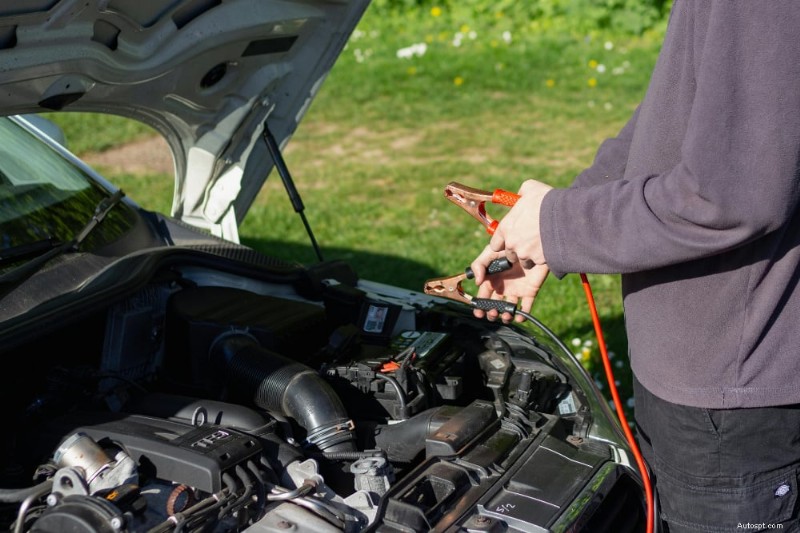 Batterie de voiture morte ? Apprenez à démarrer votre voiture en toute sécurité 