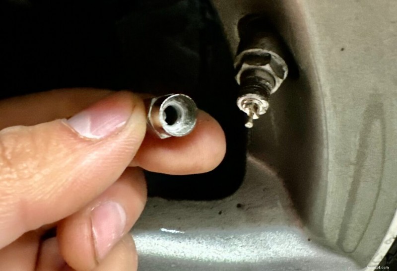 Prévenir les réparations hivernales coûteuses :les dangers cachés des bouchons de valve de pneu en métal 