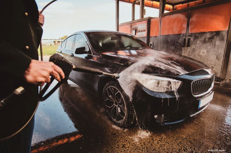 Gardez votre voiture brillante :le guide essentiel du lavage et de la cire réguliers 