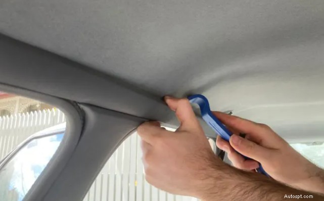 Protégez l’intérieur de votre voiture :repérer et réparer l’usure du ciel de toit 