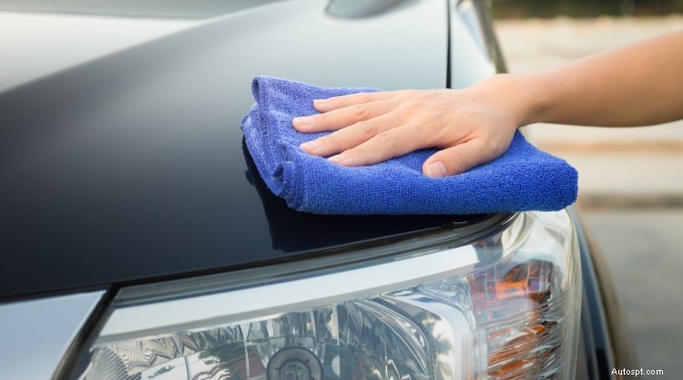Cire pour voiture ou vernis :principales différences et comment choisir la bonne finition 