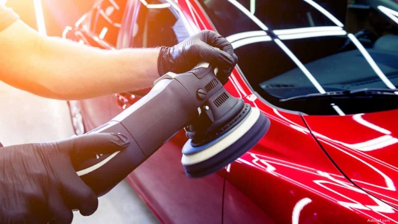 Cire pour voiture ou vernis :principales différences et comment choisir la bonne finition 