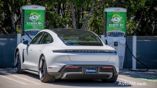 La Californie devance les stations-service avec près de 50 % de chargeurs publics de véhicules électriques en plus 