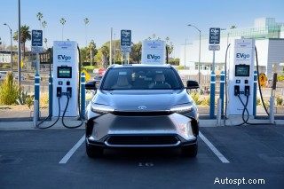 Consumer Reports révèle que les réseaux de recharge Tesla et Rivian posent beaucoup moins de problèmes que leurs concurrents 