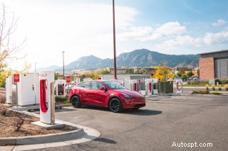 Consumer Reports révèle que les réseaux de recharge Tesla et Rivian posent beaucoup moins de problèmes que leurs concurrents 