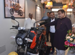 Le ministre de l Union, Nitin Gadkari, inaugure le 75e showroom d Oben Electric à Nagpur 