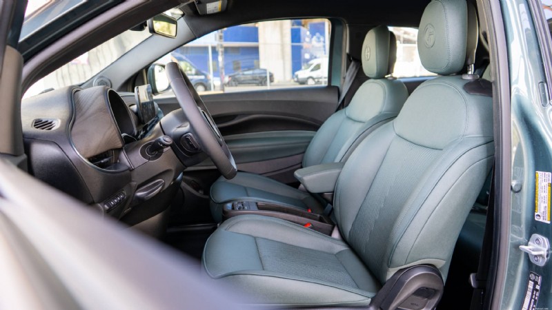 Nissan LEAF 2026 vs Fiat 500e :comparaison et examen des véhicules électriques par des experts 
