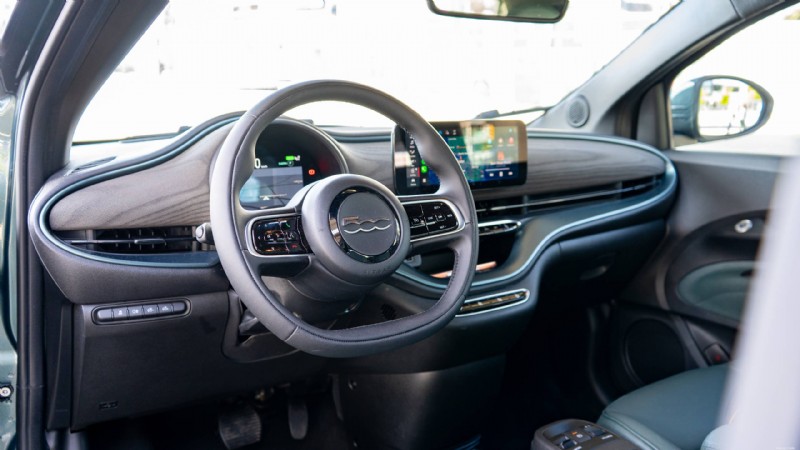 Examen de la Fiat 500e Giorgio Armani 2025 :pourquoi ce véhicule électrique urbain avant-gardiste se démarque 