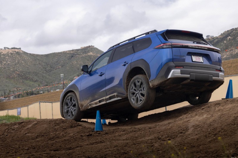 Subaru Trailseeker vs Toyota bZ Woodland :quelle plate-forme gagne en termes de performances hors route ? 