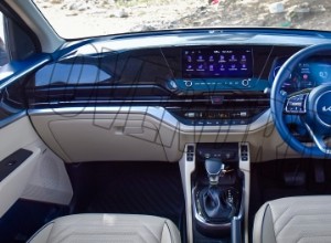 Kia Carens Luxury Plus 2022 – 7 places, moteur de 1,5 L, intérieur automatique à 6 vitesses 