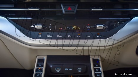 Kia Carens Luxury Plus 2022 – 7 places, moteur de 1,5 L, intérieur automatique à 6 vitesses 