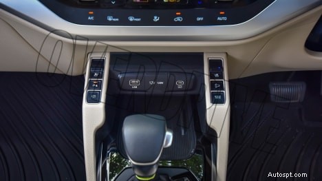 Kia Carens Luxury Plus 2022 – 7 places, moteur de 1,5 L, intérieur automatique à 6 vitesses 