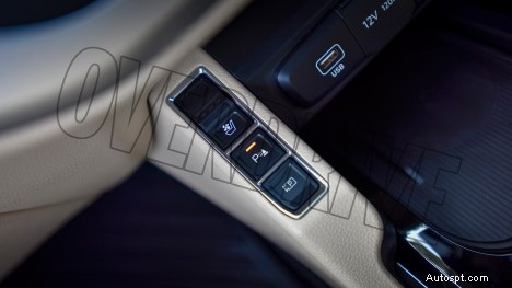 Kia Carens Luxury Plus 2022 – 7 places, moteur de 1,5 L, intérieur automatique à 6 vitesses 