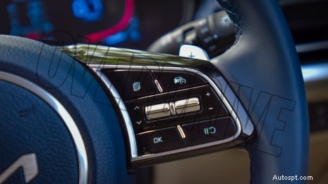 Kia Carens Luxury Plus 2022 – 7 places, moteur de 1,5 L, intérieur automatique à 6 vitesses 