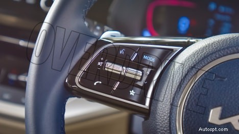 Kia Carens Luxury Plus 2022 – 7 places, moteur de 1,5 L, intérieur automatique à 6 vitesses 
