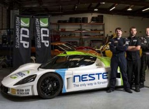 Voyage tout-terrain dans une voiture de sport personnalisée :défi diesel à un réservoir 