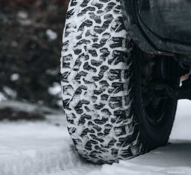 Faut-il investir dans des pneus hiver ? Guide expert sur la sécurité et les économies 
