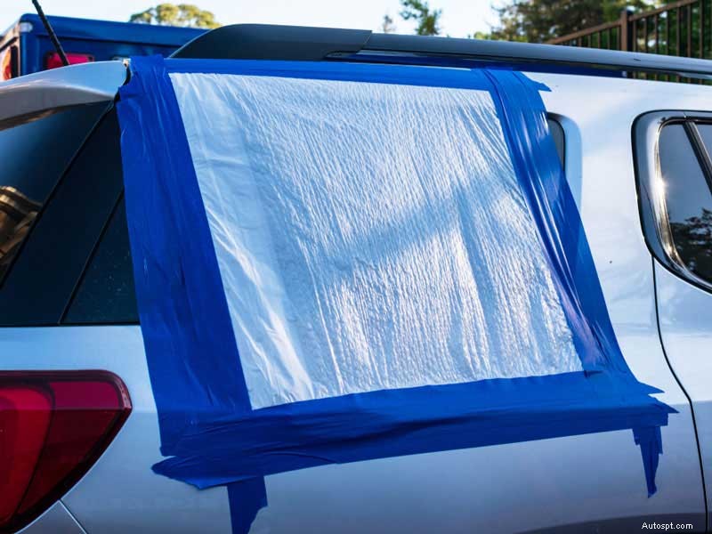 Pourquoi les revêtements en plastique sur les vitres de voiture endommagées ne sont pas sûrs 
