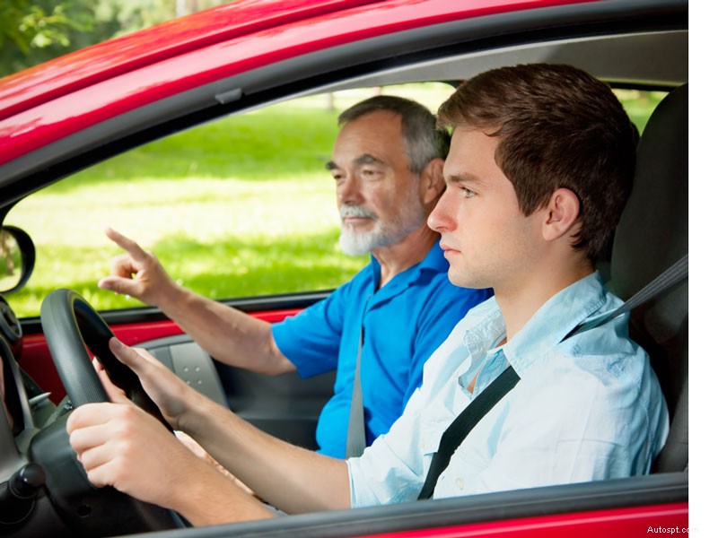 Protégez votre conducteur adolescent : conseils essentiels en matière de sécurité et d entretien des vitres automobiles 