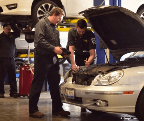 Le cliquetis du moteur expliqué :causes courantes et solutions rapides pour votre voiture 