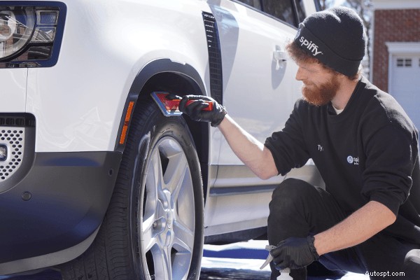Découvrez la différence Premium :lavage à la main professionnel pour votre voiture 