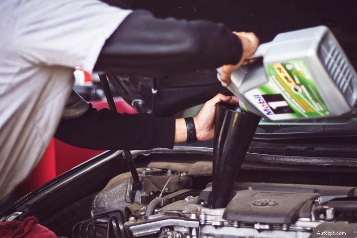 Mélanger de l’huile moteur de voiture de différentes marques :ce que vous devez savoir 