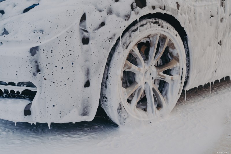Mousse de neige ou shampoing pour voiture :principales différences et comment choisir le bon 