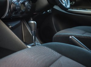 Techniques rapides et faciles pour éliminer le sable de votre voiture 
