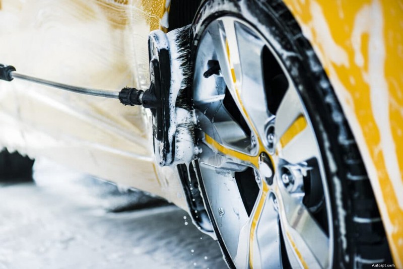 Service de voiturier ou d esthétique automobile :quel service maintient votre véhicule impeccable ? 