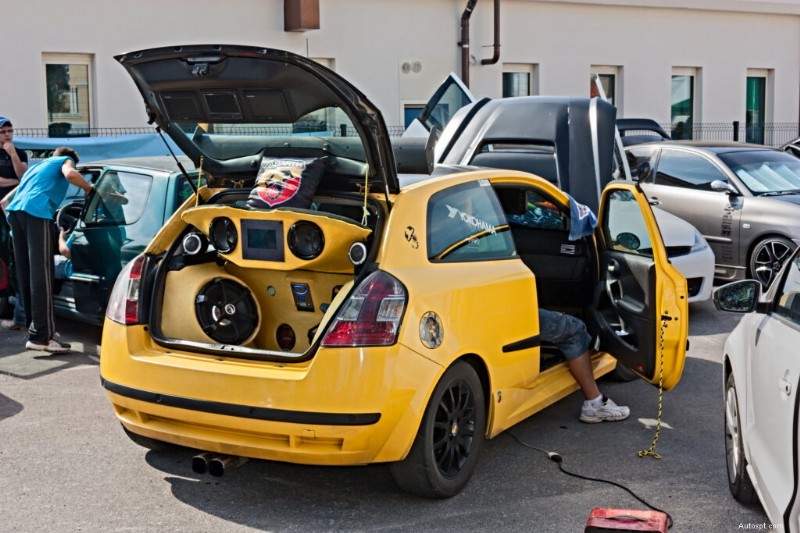 Comprehensive Guide to Upgrading Your Car Interior:Benefits, Drawbacks, and Modification Ideas 