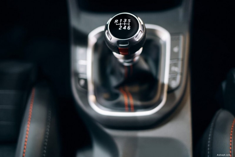 Comprehensive Guide to Upgrading Your Car Interior:Benefits, Drawbacks, and Modification Ideas 