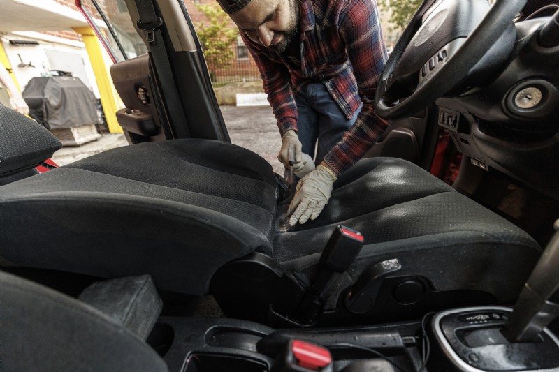 Nettoyage intérieur de voiture sans effort :conseils pour éliminer le lait renversé 