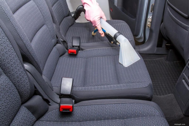 Nettoyage intérieur de voiture sans effort :conseils pour éliminer le lait renversé 