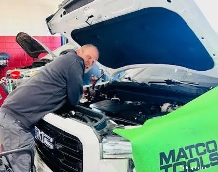 4 signes clés que votre voiture a besoin de nouveaux amortisseurs :ne les ignorez pas 