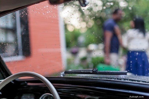 Maîtrisez la conduite sécuritaire dans des conditions pluvieuses :conseils et techniques d’experts 