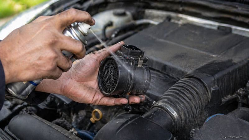 Pourquoi votre voiture perd-elle de la puissance à l’accélération ? Causes courantes et solutions éprouvées 