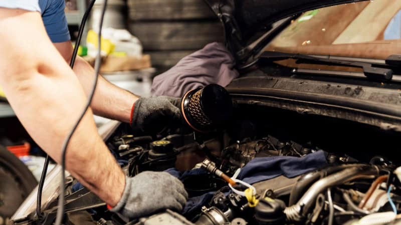Pourquoi votre voiture perd-elle de la puissance à l’accélération ? Causes courantes et solutions éprouvées 