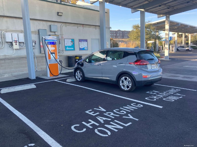 5 équipements essentiels pour une expérience de recharge publique supérieure pour les véhicules électriques 