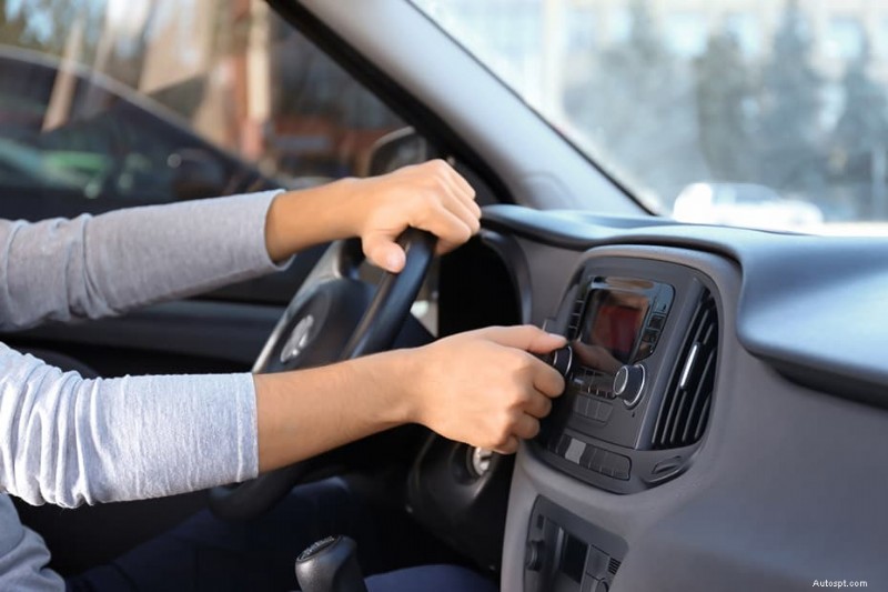 Pourquoi votre autoradio s allume mais ne produit aucun son - Causes courantes et solutions rapides 