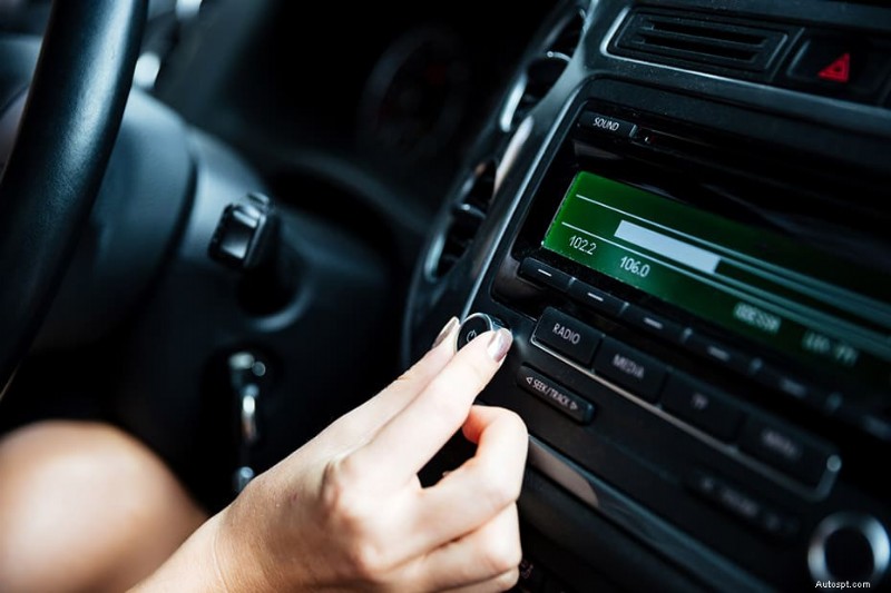 Pourquoi votre autoradio s allume mais ne produit aucun son - Causes courantes et solutions rapides 
