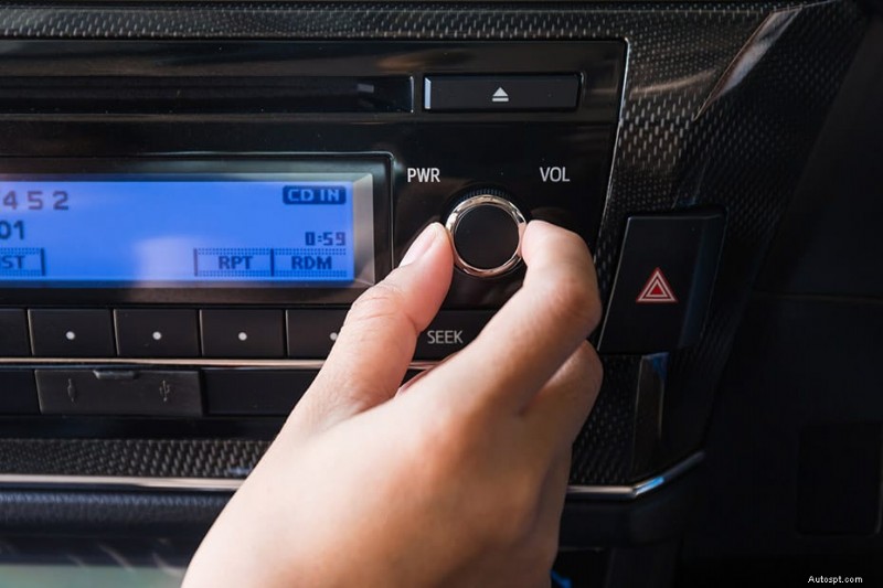 Pourquoi votre autoradio s allume mais ne produit aucun son - Causes courantes et solutions rapides 
