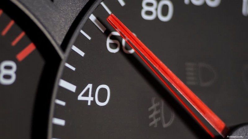 Pourquoi votre voiture tremble au-dessus de 60 mph (et comment y remédier) 