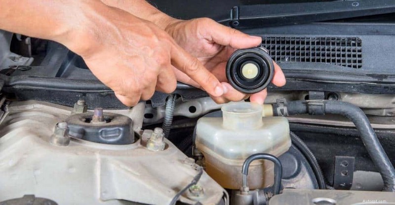 Pourquoi le témoin d assistance au freinage de service s allume et comment y remédier 