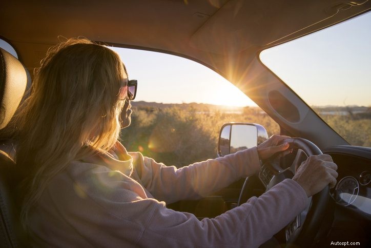 Conduite sécuritaire au soleil :protégez votre véhicule et votre santé sur les routes ensoleillées 