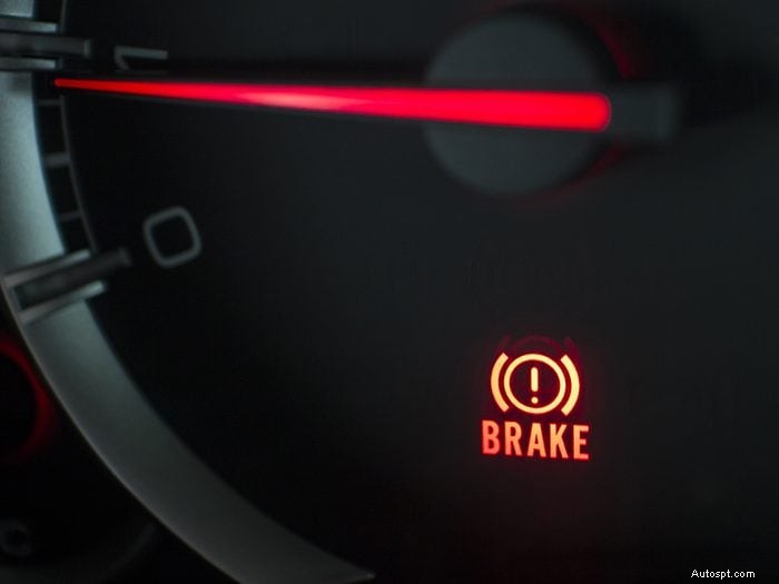 Comprendre pourquoi le feu stop de votre voiture s allume :principales causes et solutions rapides 