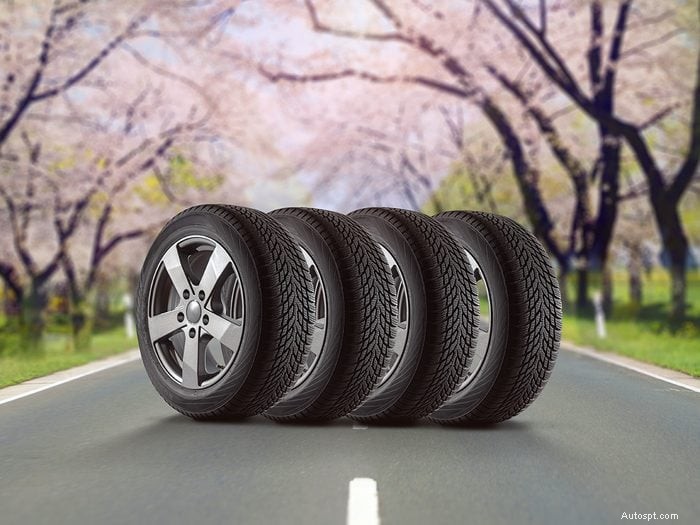 Les risques de laisser des pneus d’hiver sur votre voiture après le printemps 