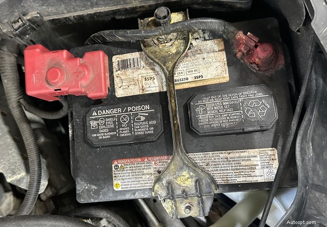 Pourquoi votre voiture met du temps à démarrer :causes et solutions rapides 