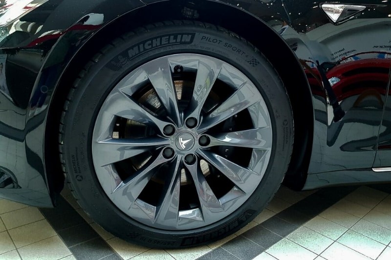 Les prix des pneus Tesla expliqués :pourquoi ils sont élevés et combien de temps ils durent 