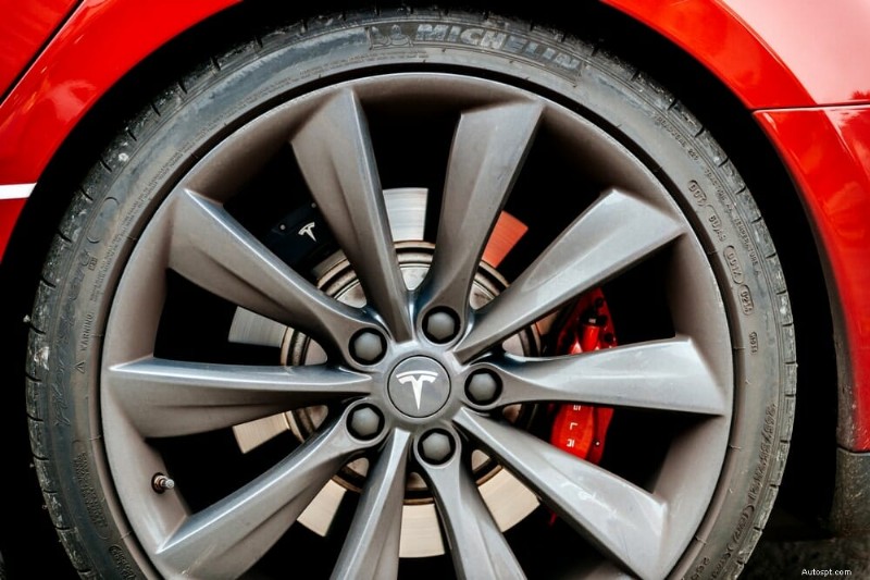 Les prix des pneus Tesla expliqués :pourquoi ils sont élevés et combien de temps ils durent 