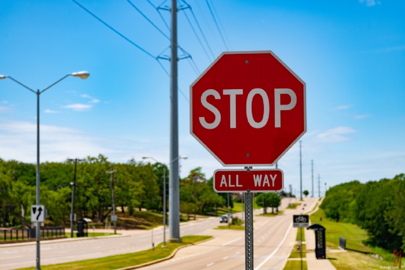 Les facteurs clés qui déterminent la distance de freinage – Guide du conducteur 